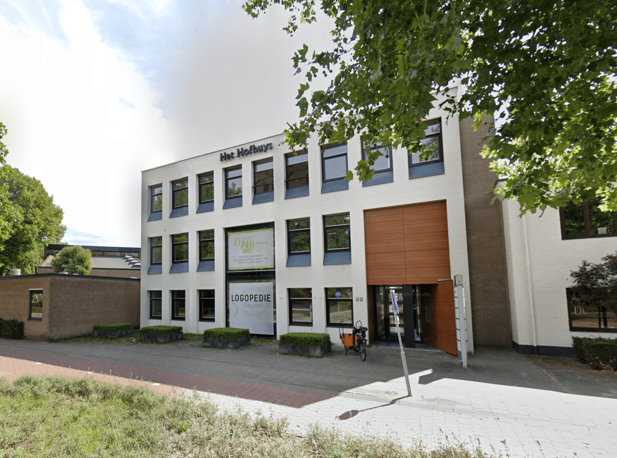 Praktijkgebouw Het Hofhuys met het naambord van Zij aan Zij